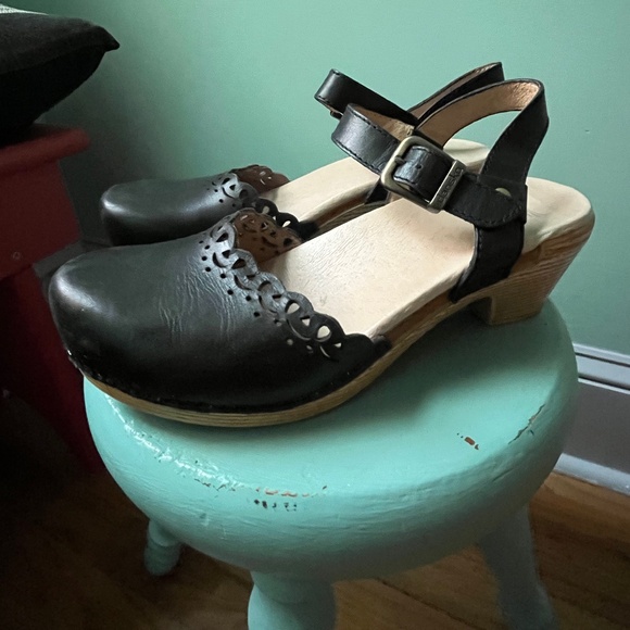 Dansko Eyelet Scallop Mary Jane Clog Size 38 - Picture 9 of 11